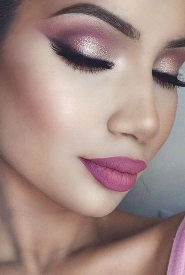مكياج وردي قريب إلى البنفسجي