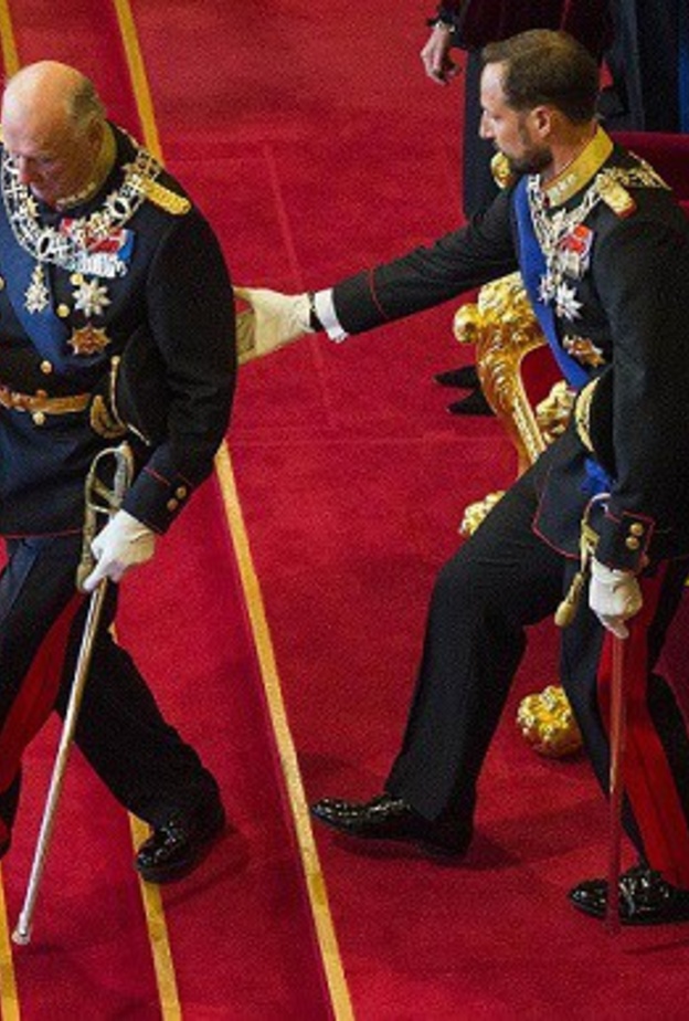 ملك النرويج كاد يسقط داخل البرلمان النرويجي