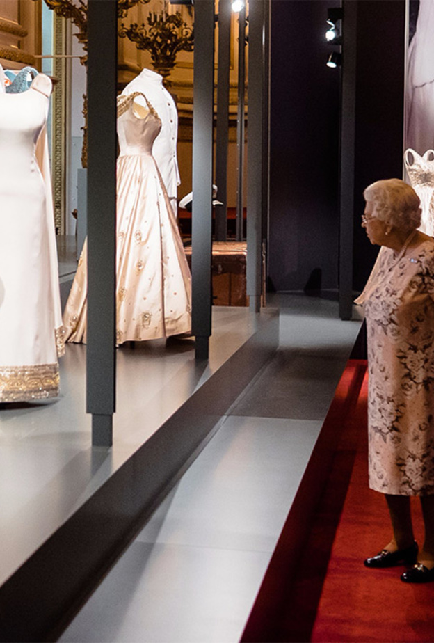 ملكة بريطانيا تحضر معرضا لمجموعة من اشهر فساتينها