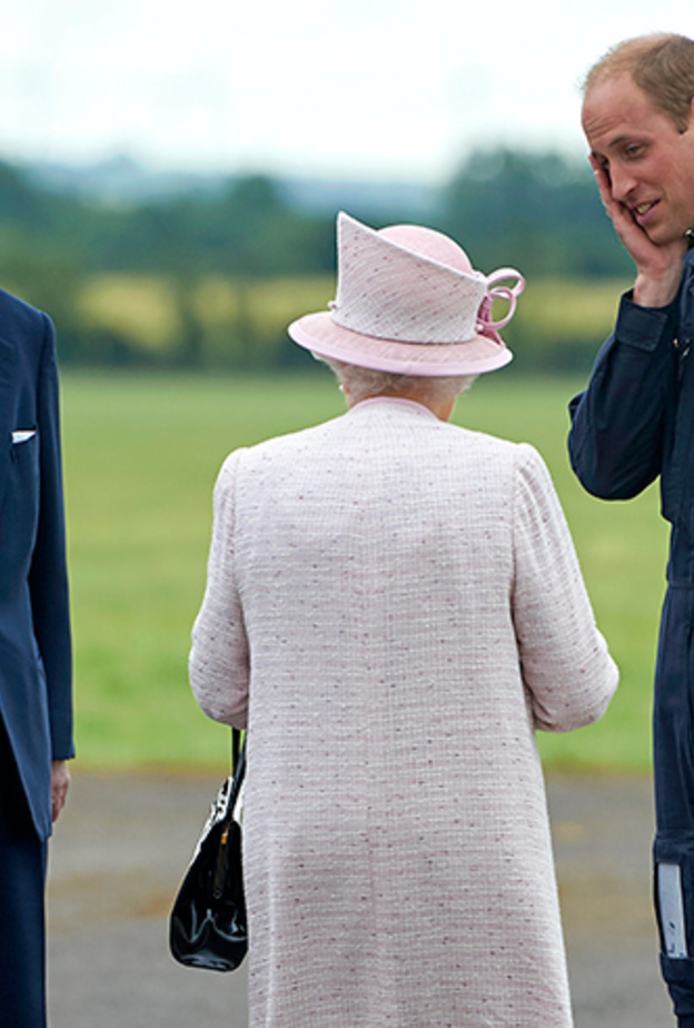 ملكة بريطانيا تزور حفيدها في مقر عمله