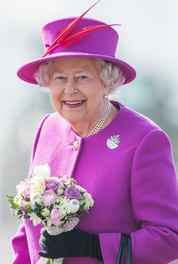 ملكة بريطانيا ظهرت بإطلالة أنيقة