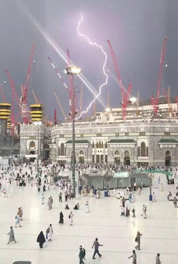 من العواصف الرعدية في مكة