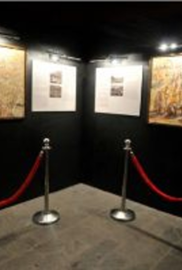 من لوحات المعرض