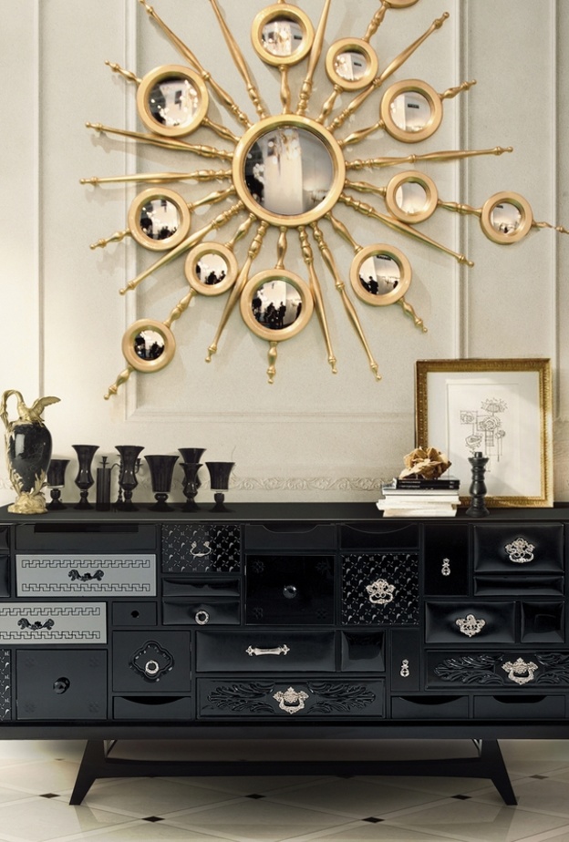 من Boca Do Lobo خزانة رائعة لمدخل البيت مع تشكيلة من إيطارات الصور باللون الذهبي 