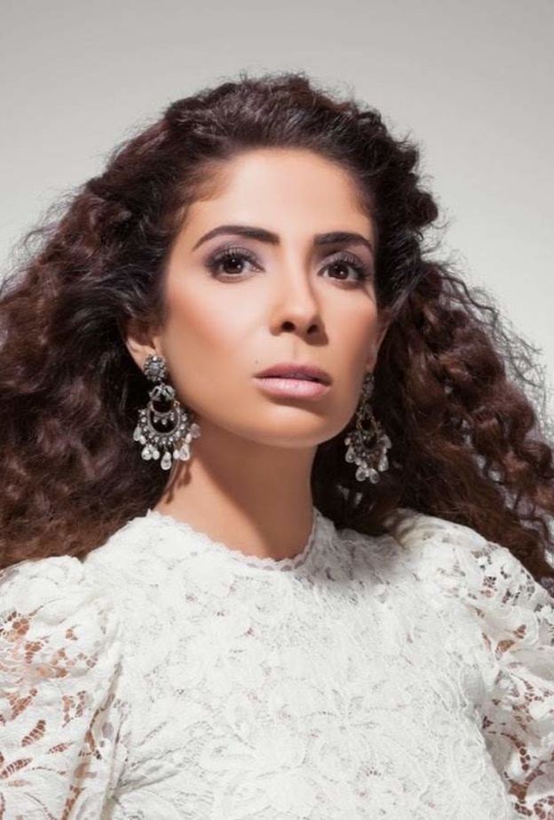  منى زكي اثناء تصوير مسلسلها آسيا