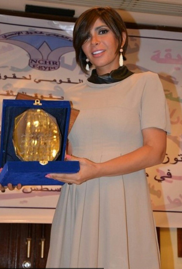 منى زكي تختار فستان يبرز حملها