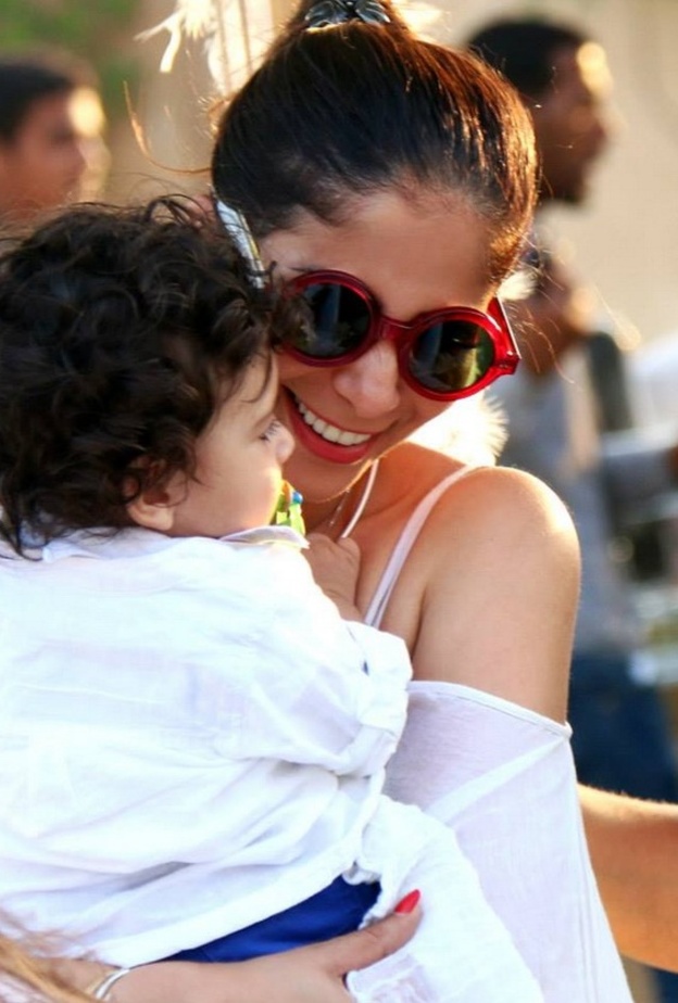 منى زكي وابنها سليم