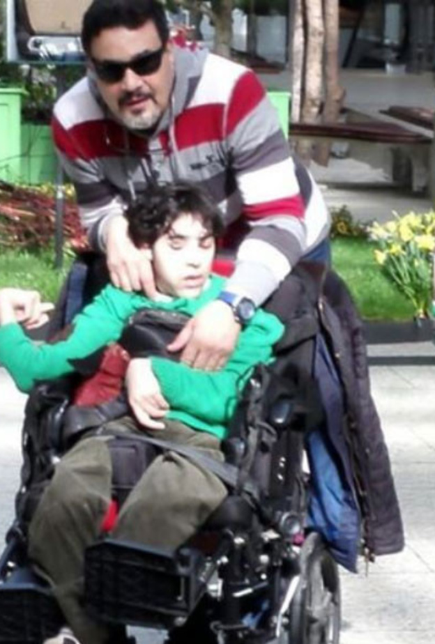مجدي كامل مع ابنه من ذوي الاحتياجات الخاصة