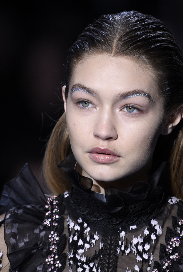 موضة الحواجب المزينة باكسسوارات براقة