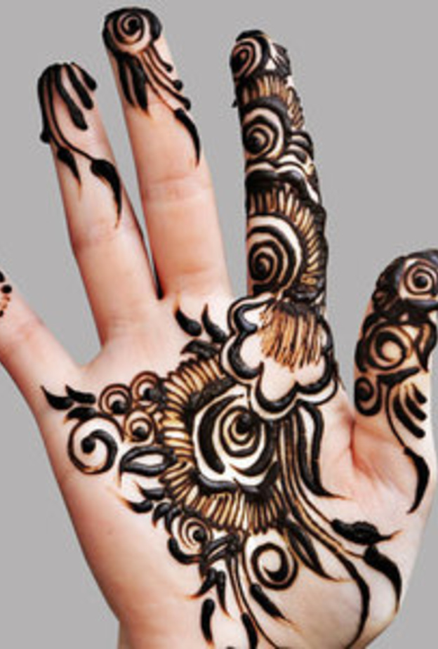 موظفات غائبات عن العمل رغم حضورهن والسبب الحناء