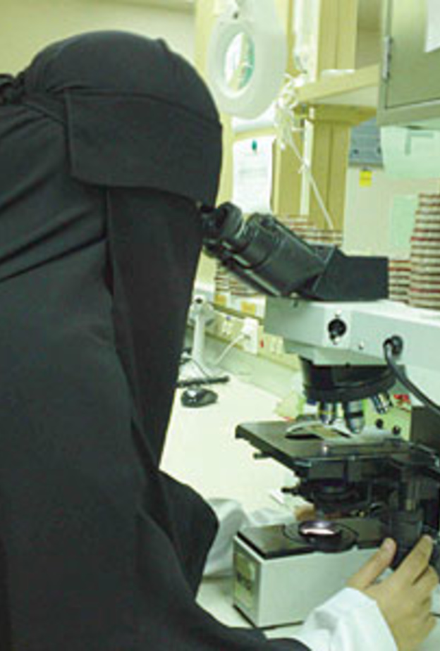  موظفة سعودية في المختبر