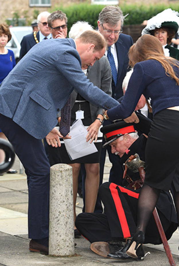 موقف انساني للامير وليام  اثناء مهمة رسمية