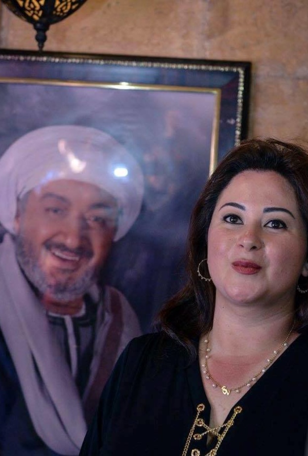 مي نور الشريف تخلع ملابس الحداد