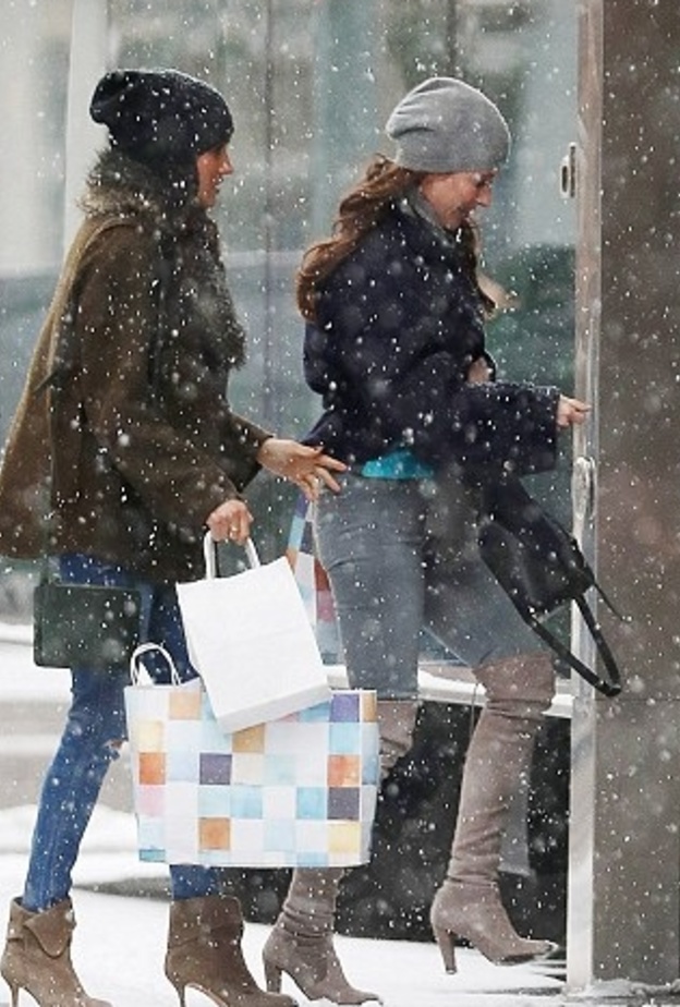 ميجان ماركل اثناء دخولها المتجر