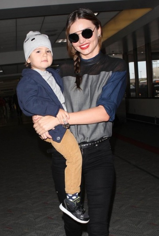 بالصور: ميراندا كير تسافر مع حبيبها الوحيد فلين بلووم