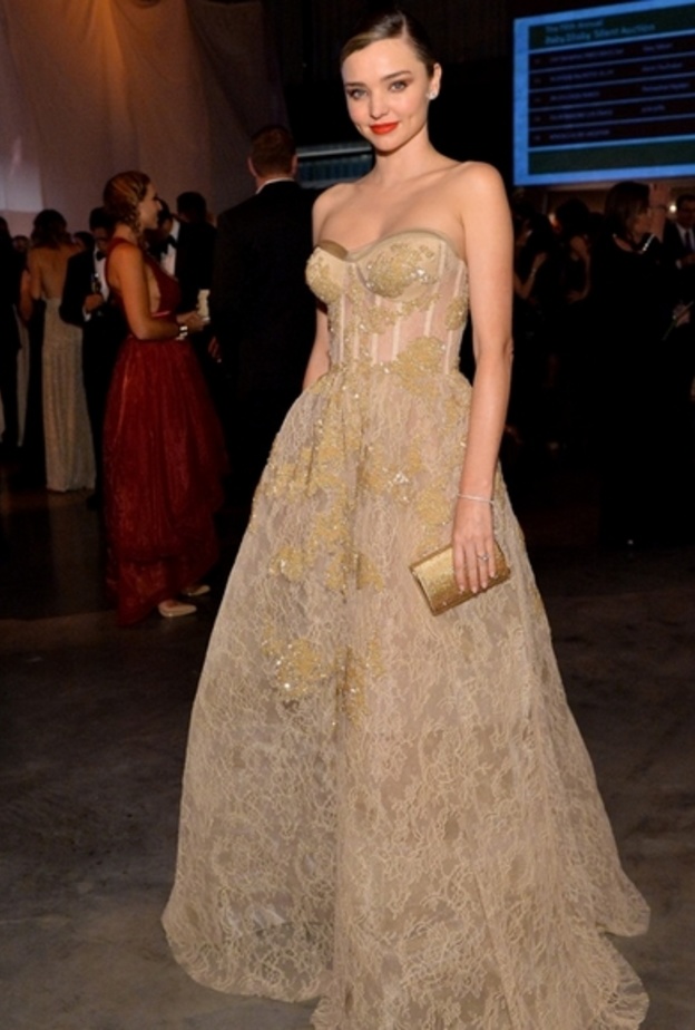 ميرندا كير Miranda Kerr  تختار فستان ذهبي من توتوقيع ريم عكرا Reem Acra