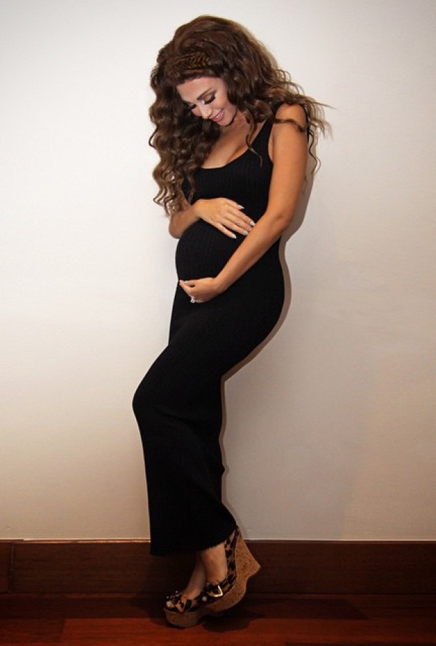 ميريام فارس تكشف عن حملها بهذه الصورة