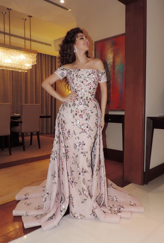 نجوى كرم متألقة بفستان احمر