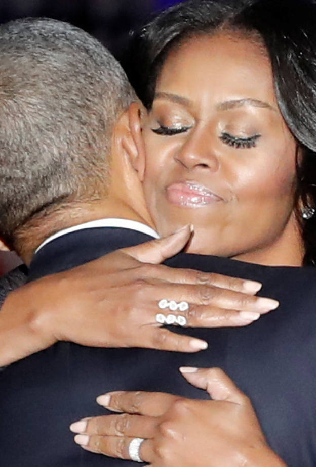 ميشيل تحتضن اوباما بعد الخطاب