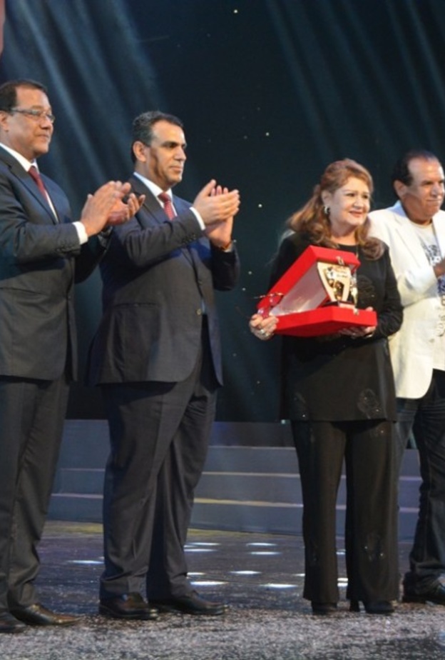  ميمي جمال تتسلم درع تكريم حسن مصطفي