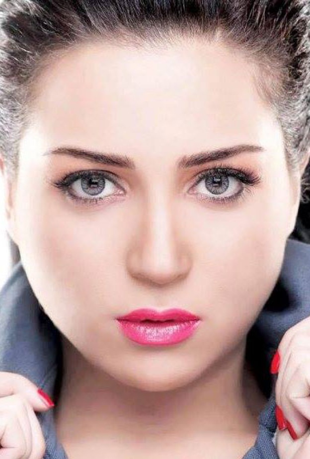 مي عز الدين والنحافة بادية على ملامحها