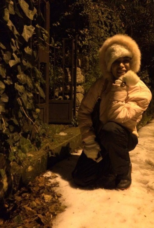 نادين الراسي من أمام منزلها