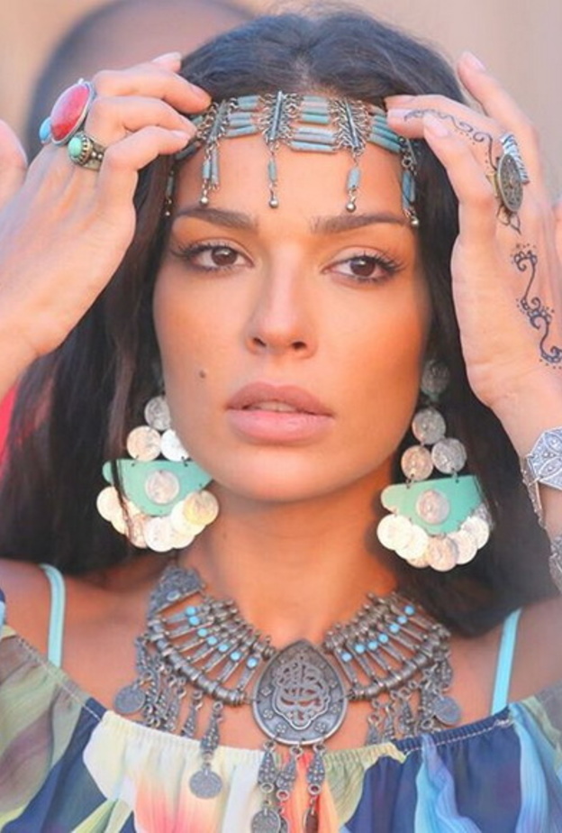 نادين نسيب نجيم سعيدة بتعلم ابنتها الكتابة