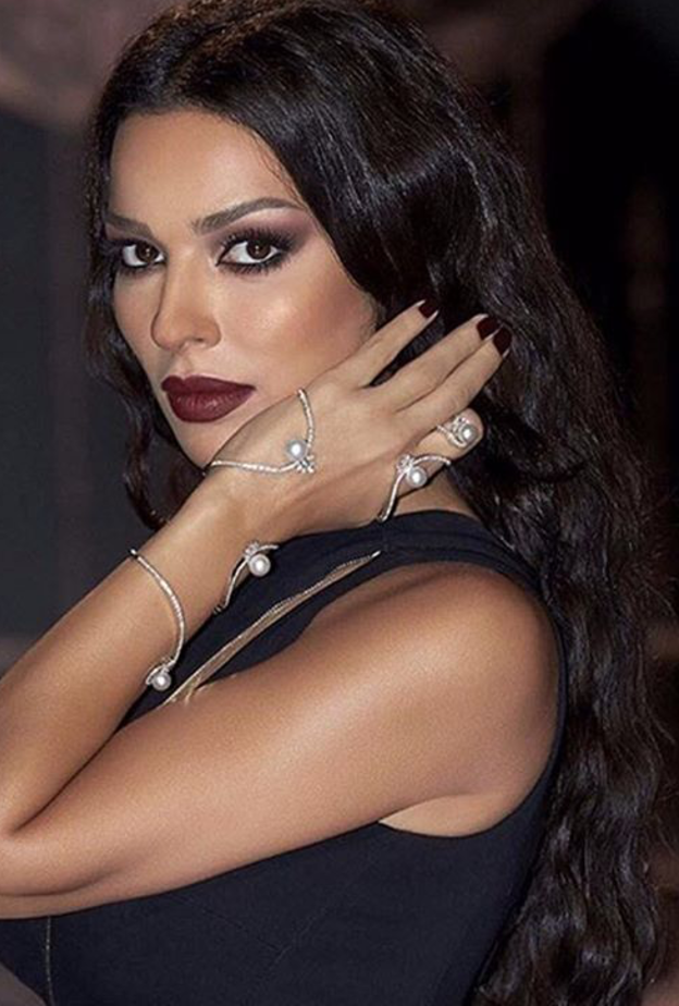 نادين نسيب نجيم بمجوهرات اليد من YEPREM