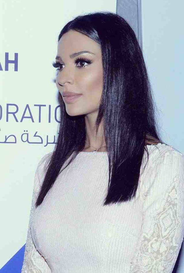 نادين نجيم تصدم جمهورها بتدخين الشيشة!