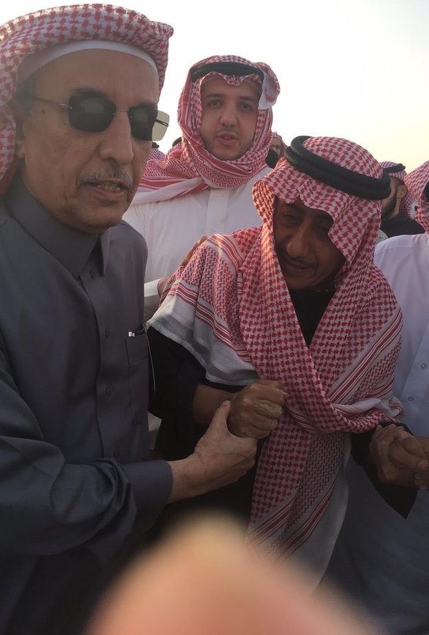 ناصر القصبي يبكي في جنازة أبيه