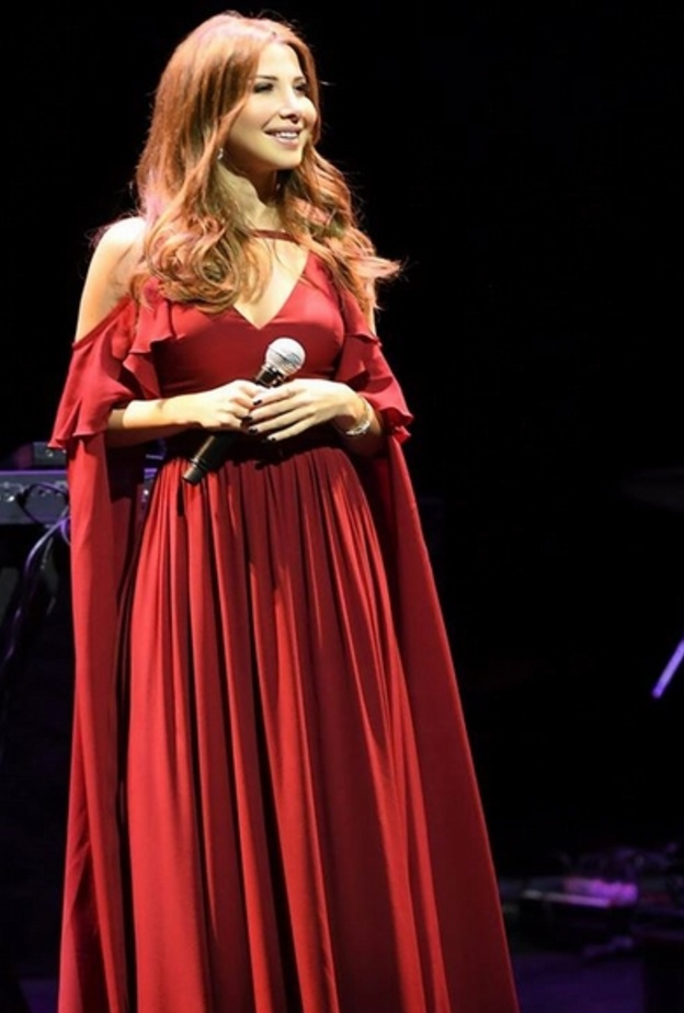 نانسي عجرم ترتدي من توقيع المصمم اللبناني العالمي ايلي صعب Elie Saab