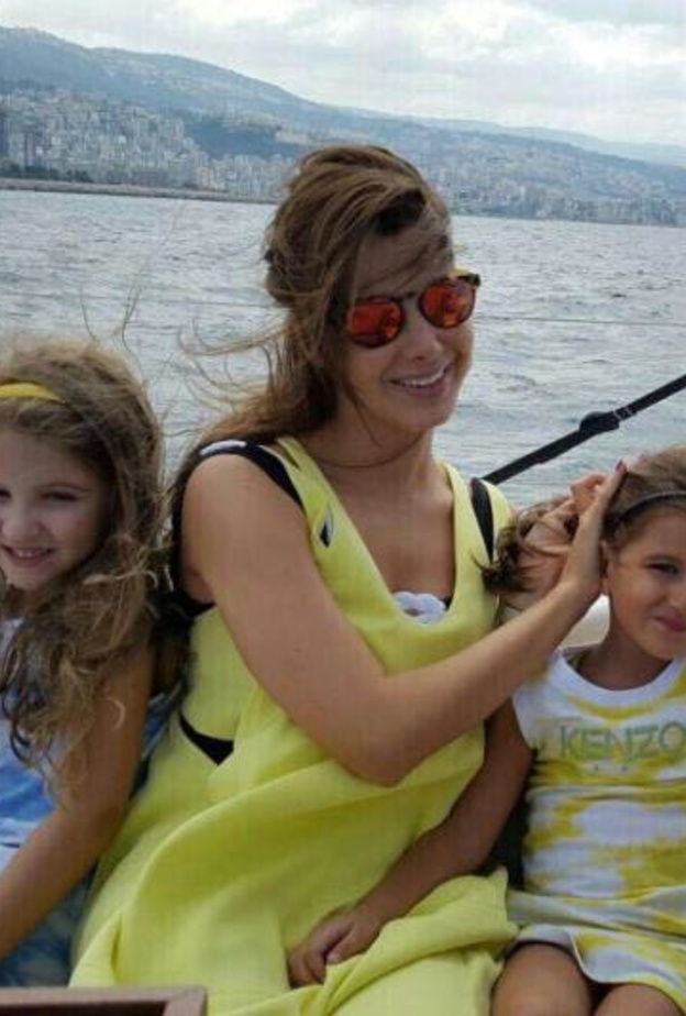 نانسي عجرم تشارك ابنتيها احد النشاطات الانسانية