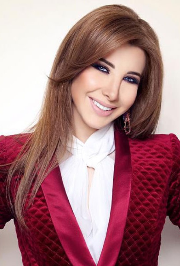 نانسي عجرم تتوسط اصدقائها خلال العشاء