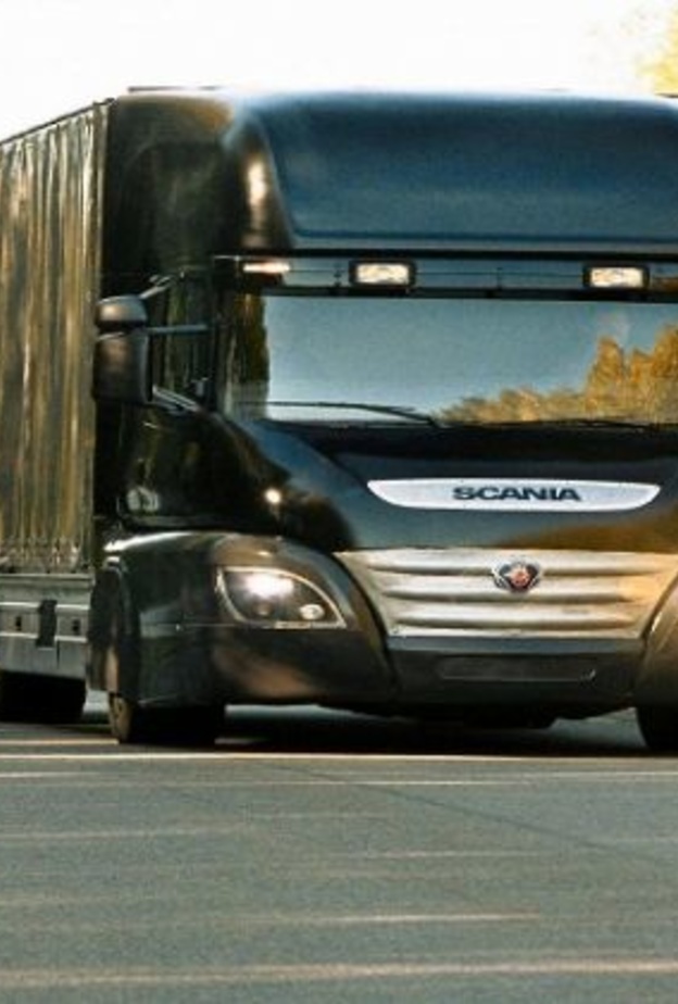 نجاة رضيع دهسته شاحنة كبيرة