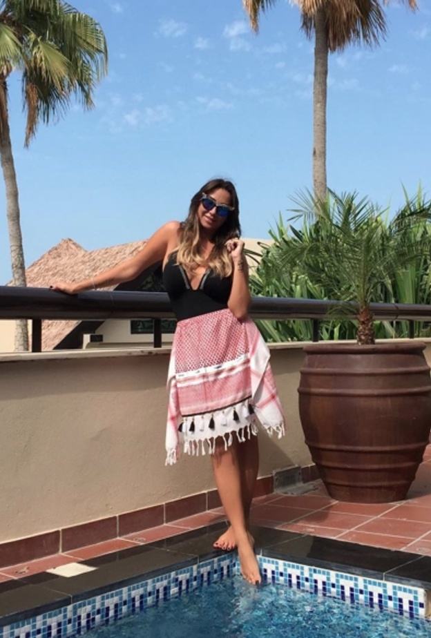 نسقت جويل بين تنورة متوسطة الطول مع توب باللون الأسود