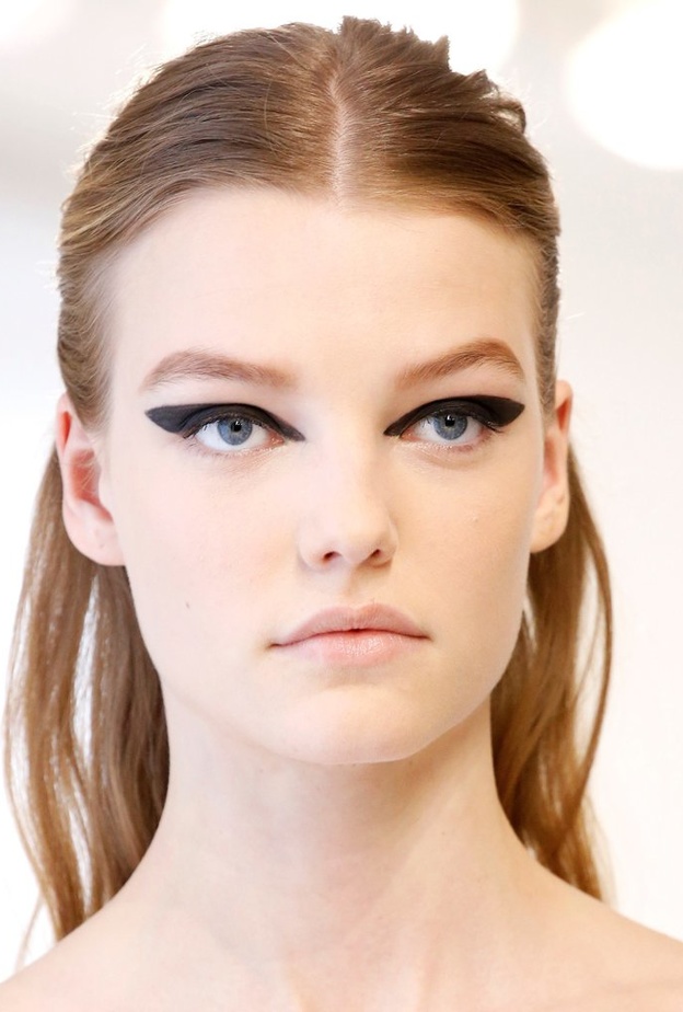 نظرة ساحرة مع الايلاينر الملفت