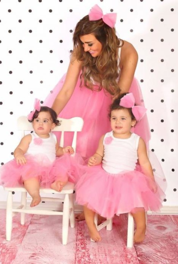 يارا نعوم مع ابنتيها تمارا وسيلين