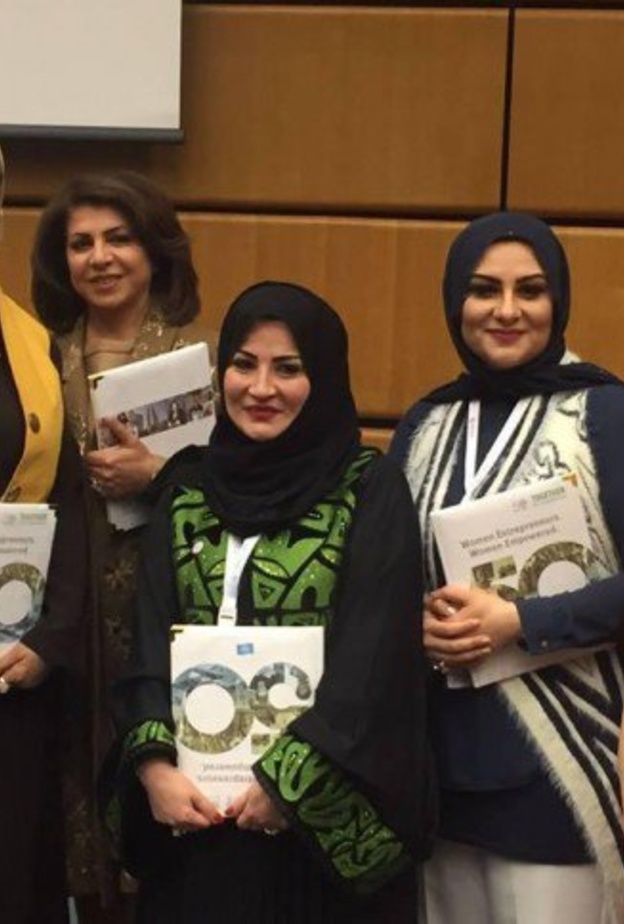 نورة الشعبان مع عدد من المكرمات في الاحتفالية