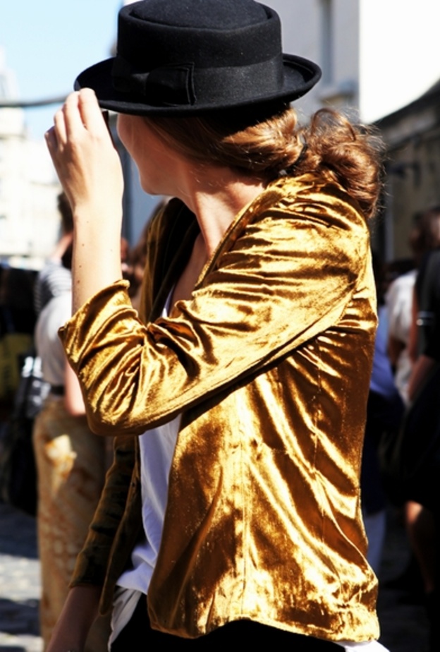 نوعي بإرتداء المخمل واشتري جاكيت مخمل باللون الذهبي