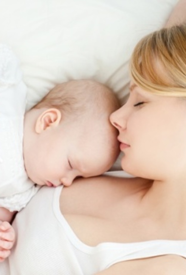 نوم المولود في حضن أمه يحمي قلبه 