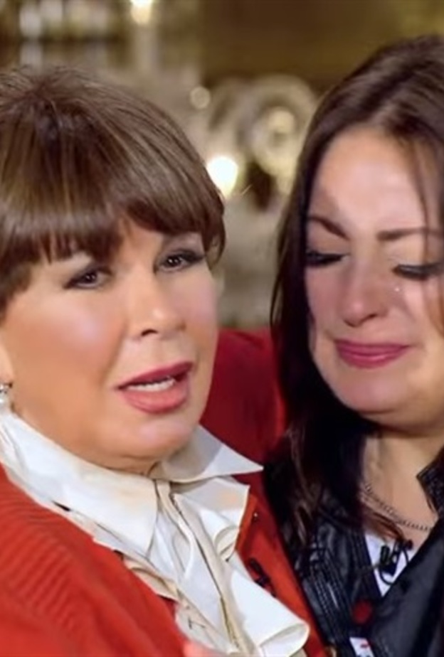 نيرمين الفقي تبكي بعد تذكرها والدتها