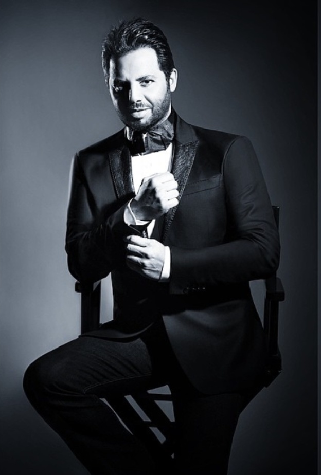 نيشان في توكسيدو سوداء