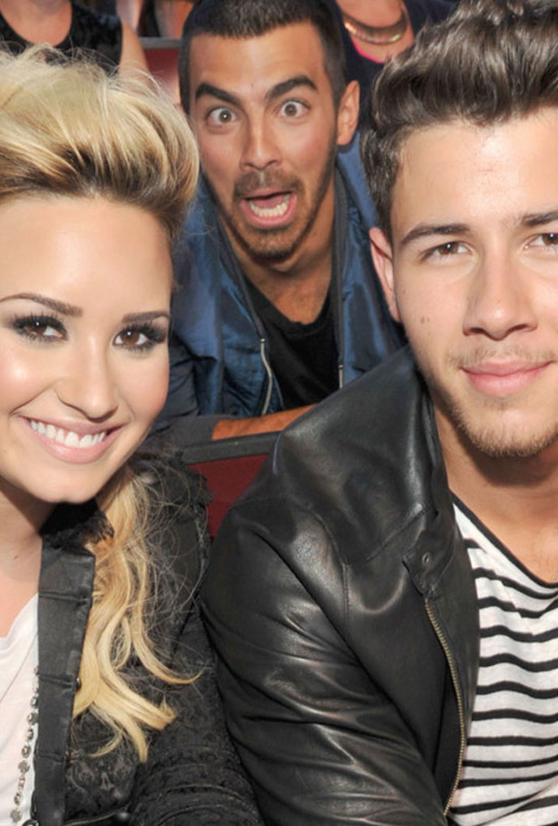 نيك جوناس يلجأ دائما لصديقته ديمي