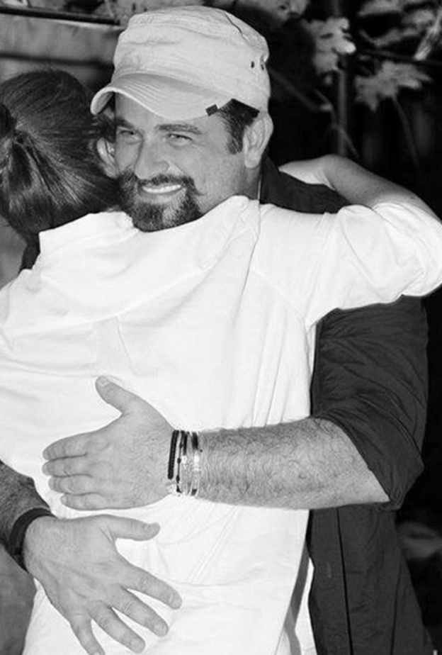 يوسف الخال لا ينسى التغزل فى زوجته حتى أثناء مرضه