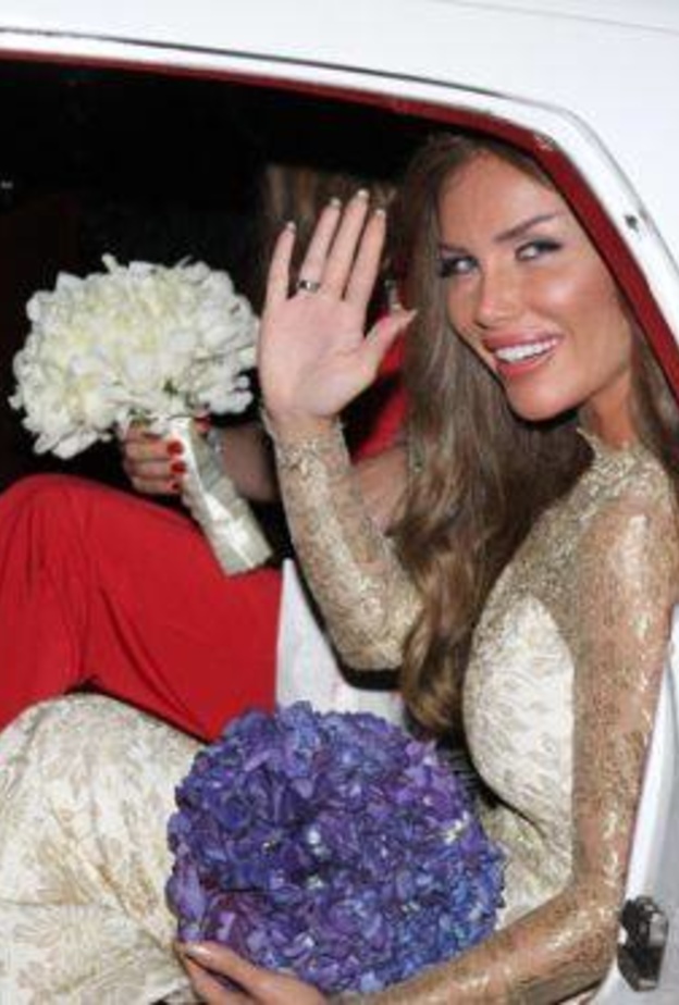 نيكول في سيارة العروس