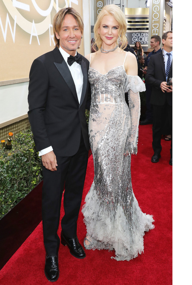 نيكول كيدمان تألقت في فستان فضي من الكسندر مكوين واختار زوجها بدلة سوداء وكانوا من الأكثر أناقة