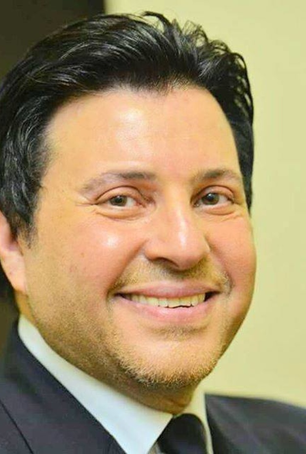 صورة تذكاري لنقيب الموسيقيين مع العاملين بالمستشفى