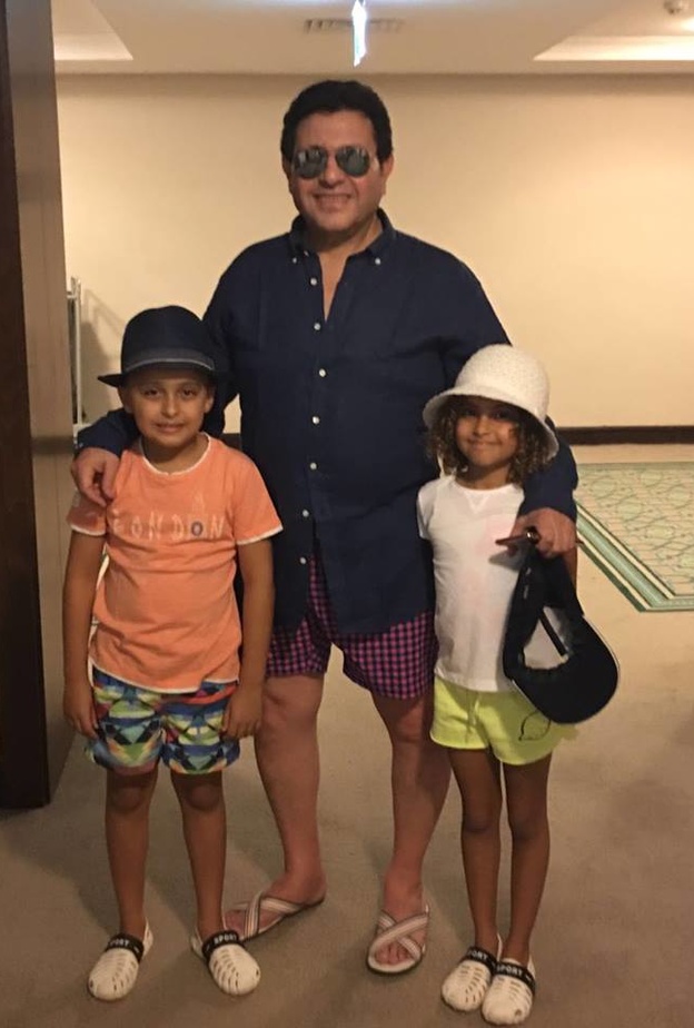 هاني شاكر مع حفيديه