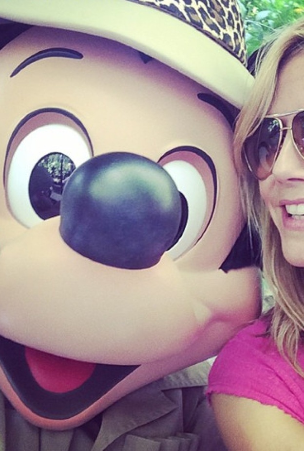  هايدى كلوم مع ميكى ماوس.