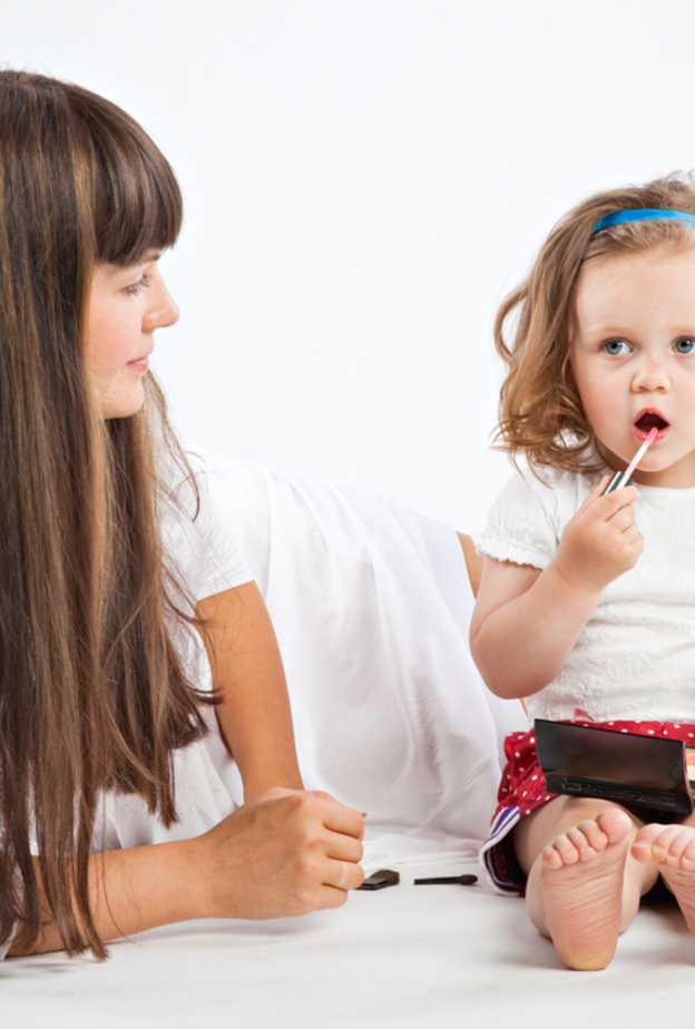 هل تدمن طفلتك استخدام ادوات مكياجك .. احذري ذلك لسلامتها